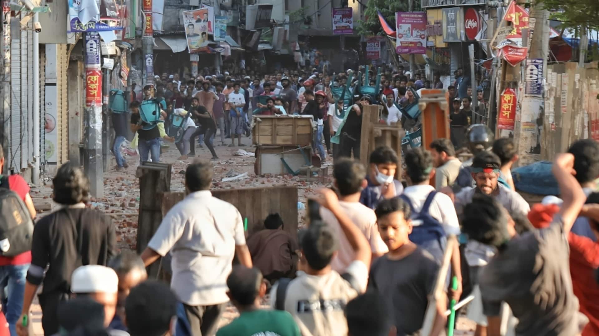 बांग्लादेश: शेख हसीना को मौत की सजा सुनाने पर हिंसा; देसी बम विस्फोट-आगजनी, 2 की मौत