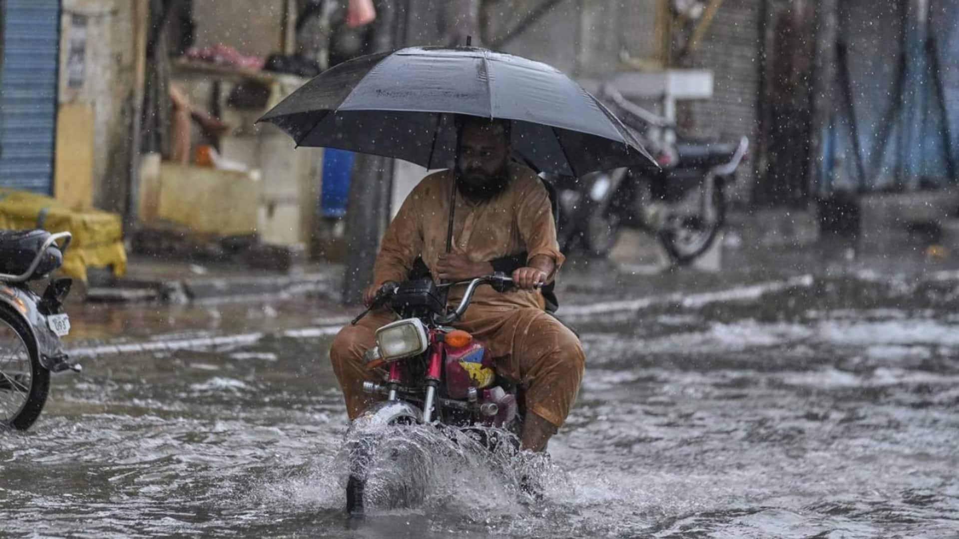 पाकिस्तान के पंजाब में बारिश से हाहाकार, 48 घंटों में 70 से ज्यादा की मौत पाकिस्तान के पंजाब में बारिश से हाहाकार, 48 घंटों में 70 से ज्यादा की मौत
