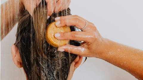 सर्दियों में ऐसा होना चाहिए आपका शावर रूटीन, जिससे रूखी नहीं होगी आपकी त्वचा