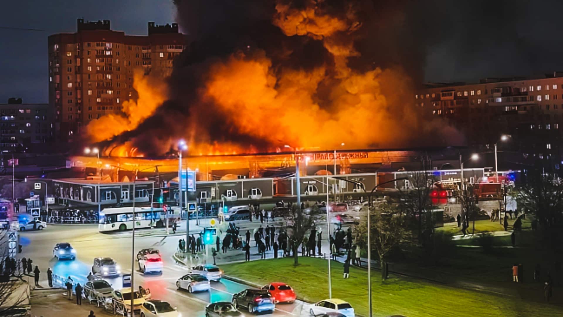 रूस में सेंट पीटर्सबर्ग शहर के बाजार में धमाकों के बाद लगी आग, 1 की मौत