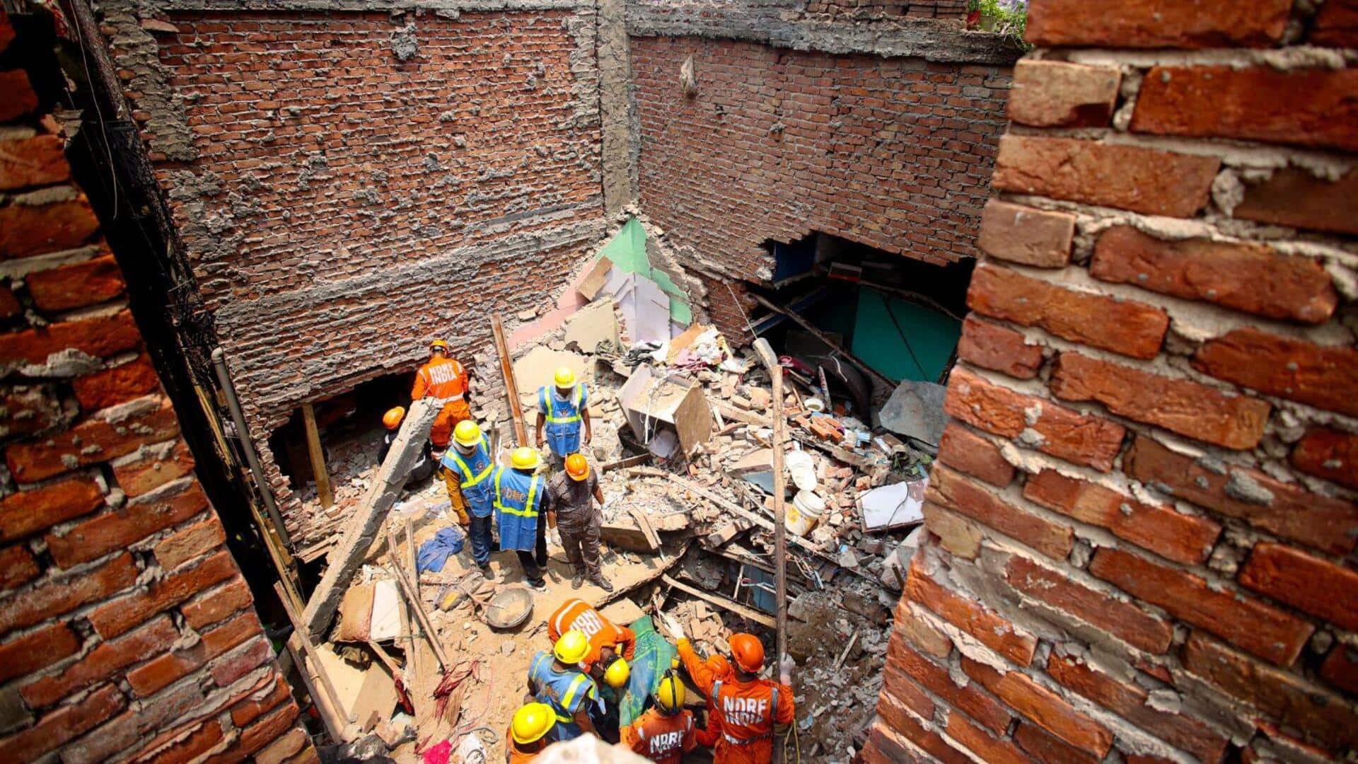 दिल्ली के प्रीत विहार में जल बोर्ड के पुराने कार्यालय में छत का हिस्सा ढहा