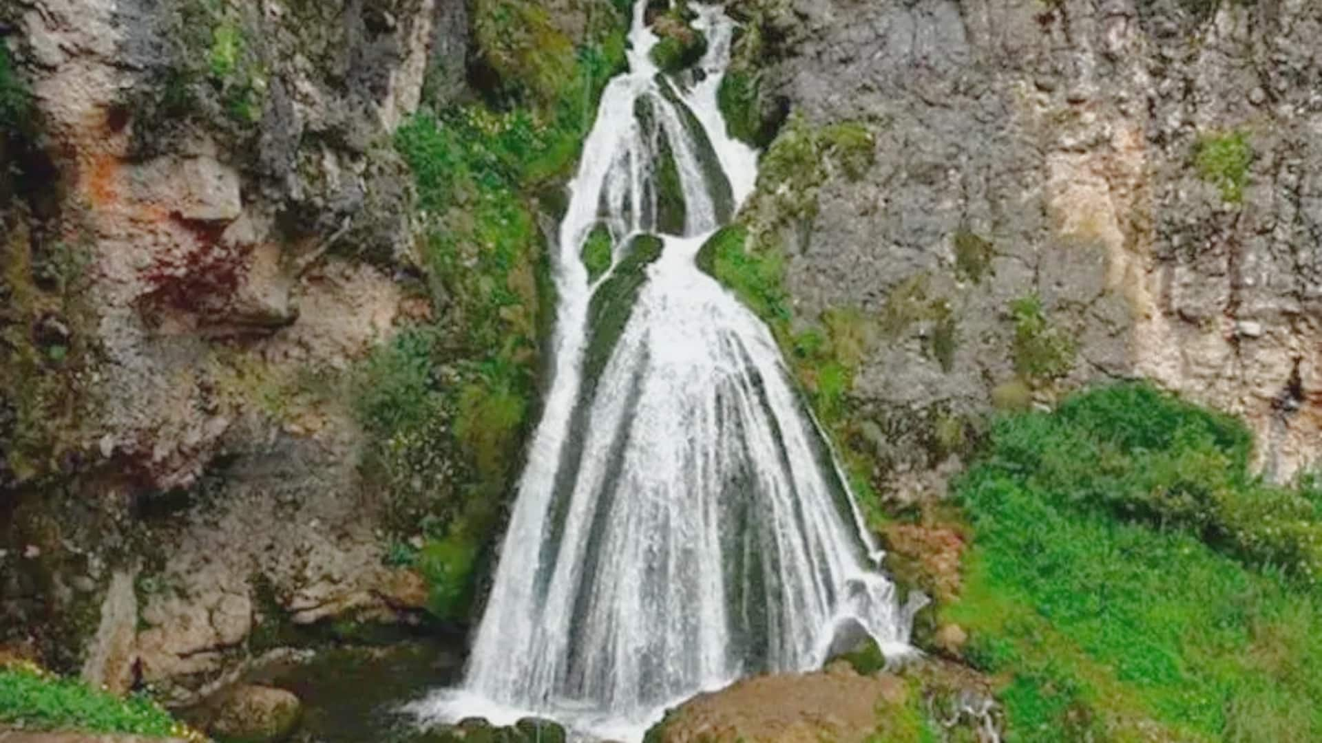 पेरू में बहता है नई-नवेली दुल्हन जैसा दिखने वाला झरना, देखने के लिए उमड़ती है भीड़