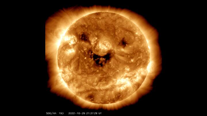 सूर्य की सतह पर दिखा "डरावना स्माइली चेहरा", नासा ने शेयर की तस्वीर