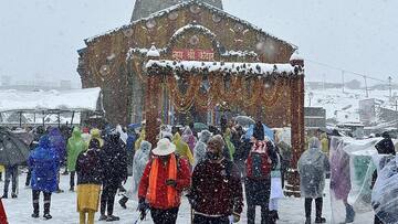 उत्तराखंड की चार धाम यात्रा खराब मौसम की चपेट में, केदारनाथ में भारी बर्फबारी जारी