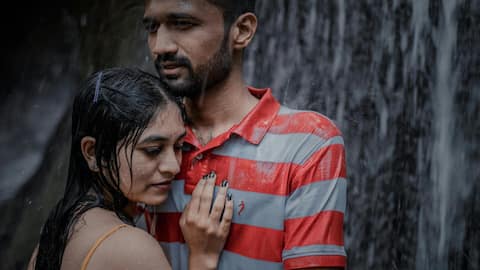 बारिश के मौसम में बन जाता है रोमांटिक माहौल, पार्टनर के लिए प्लान करें ये डेट