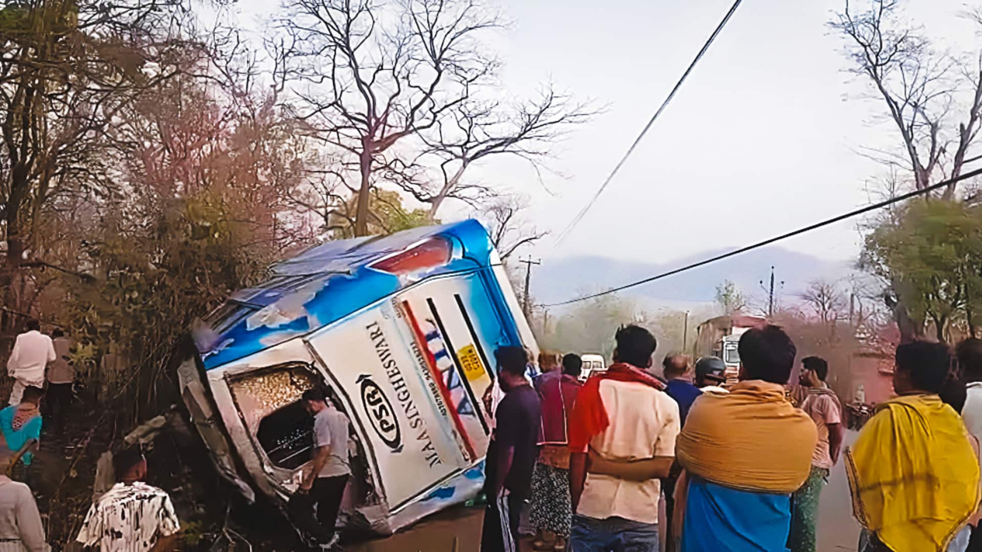 ओडिशा के नयागढ़ में तीर्थयात्रियों से भरी बस पलटी; 5 की मौत, 40 लोग घायल