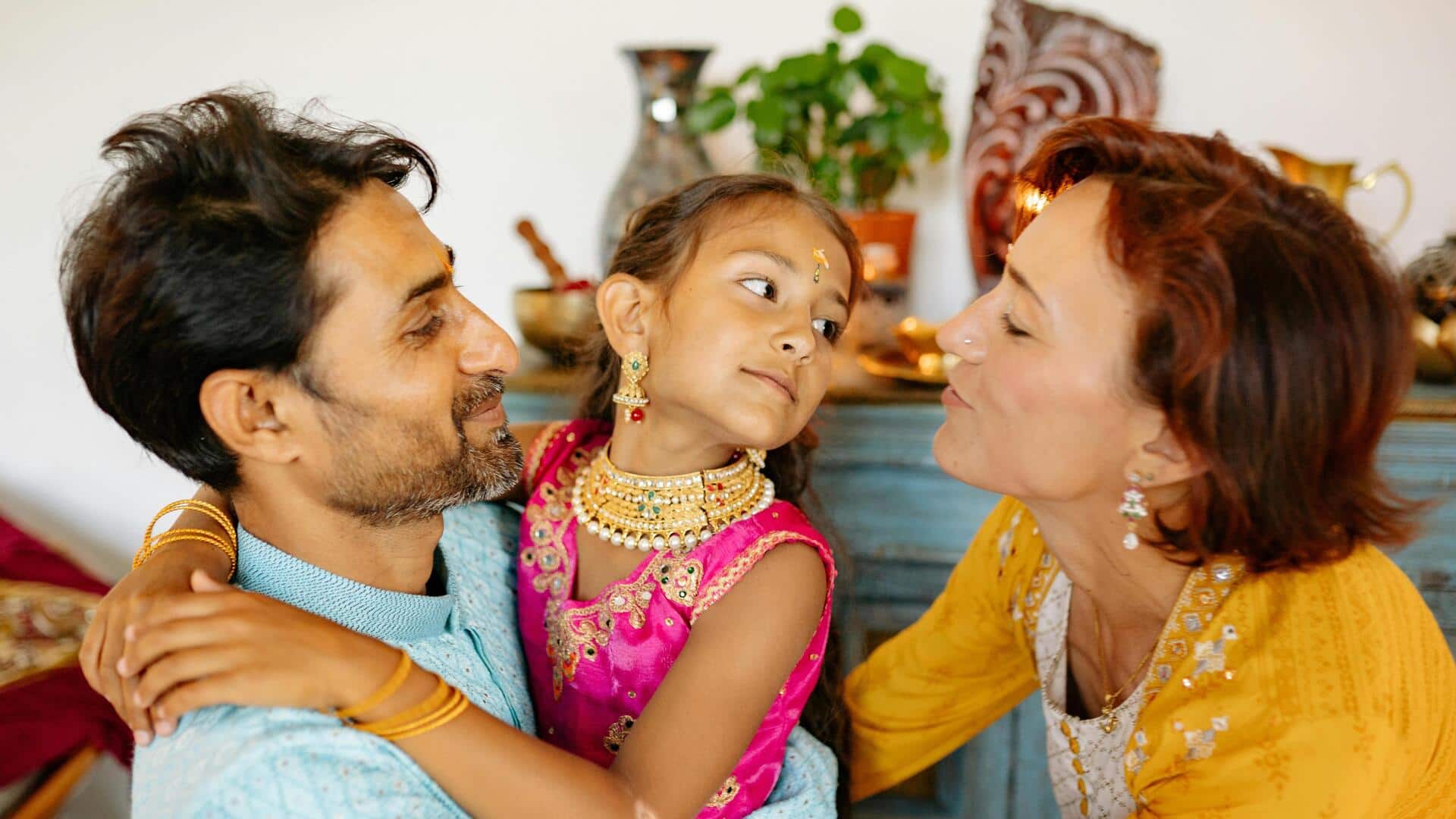 बच्चों को हमदर्दी सिखाने के लिए आजमाएं ये मजेदार तरीके, उनमें आएगी सहानुभूति