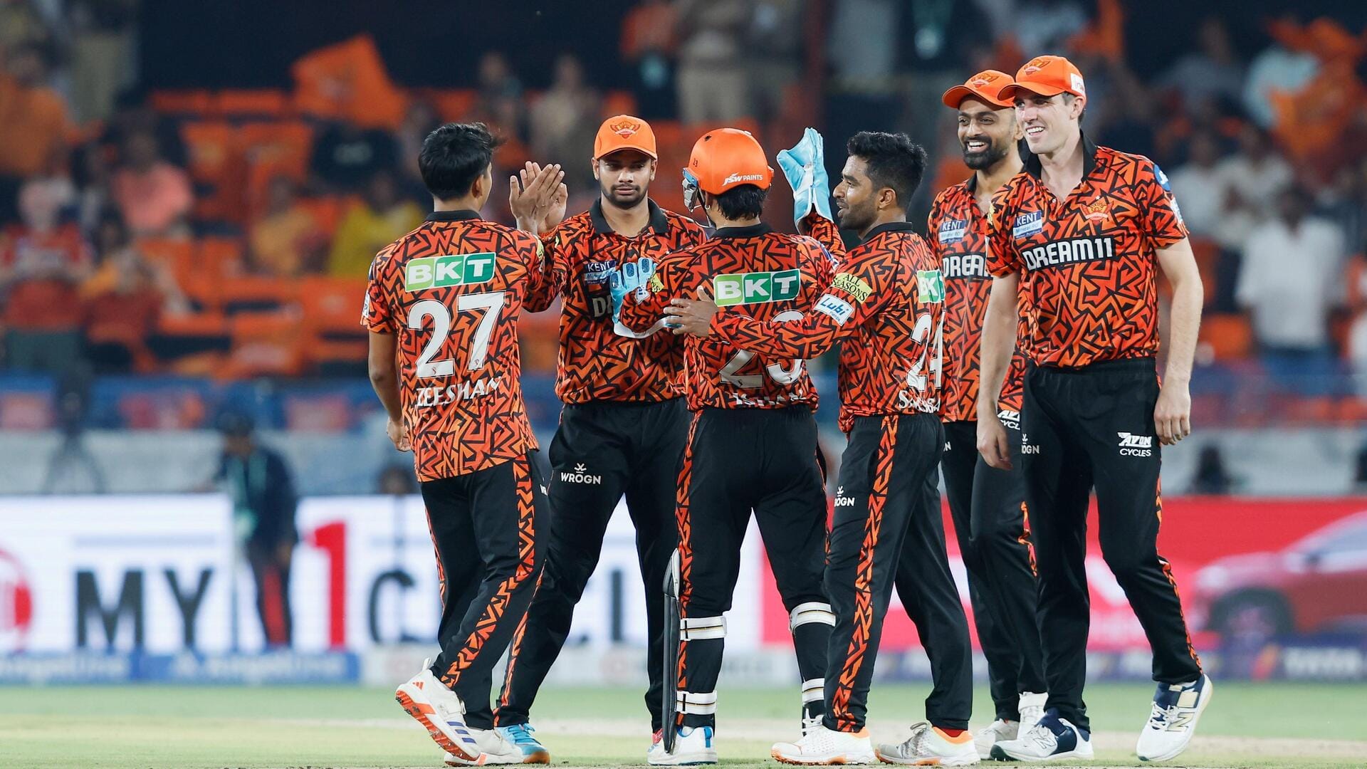 IPL 2025: बारिश की भेंट चढ़ा मैच, प्लेऑफ की दौड़ से बाहर हुई SRH IPL 2025: बारिश की भेंट चढ़ा मैच, प्लेऑफ की दौड़ से बाहर हुई SRH