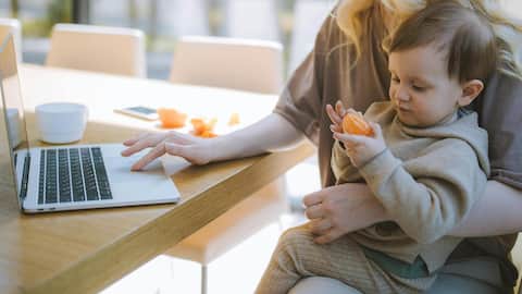 नई माताओं के लिए निजी और पेशेवर जीवन में संतुलन बनाए रखने के सुझाव