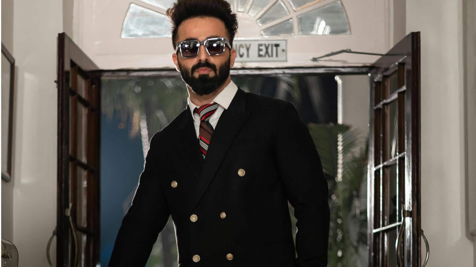 पुरुष डबल ब्रेस्टेड ब्लेजर को इन 5 तरीकों से करें स्टाइल, हर मौके पर लगेंगे आकर्षक