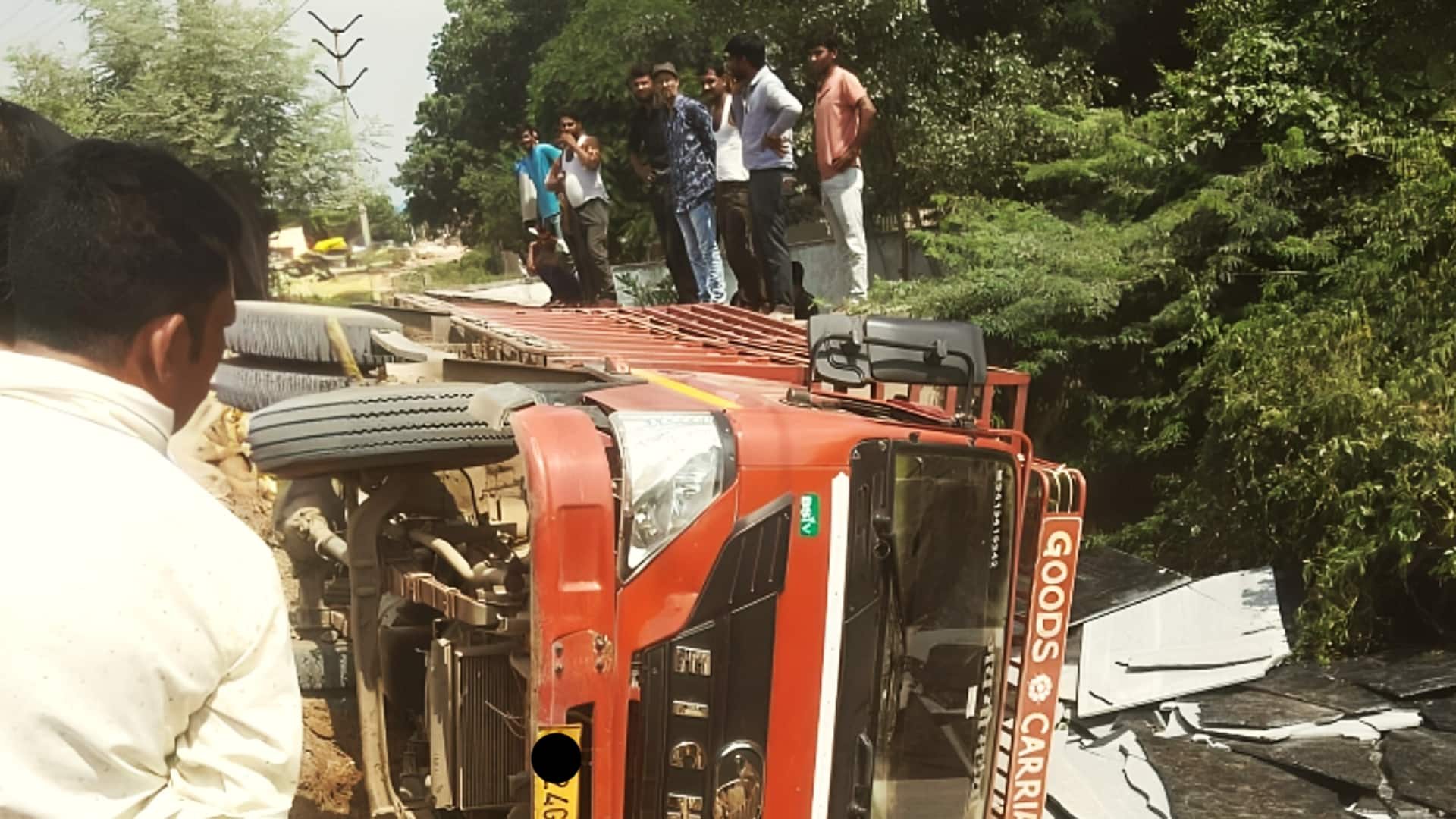 कर्नाटक: वाहन को साइड देने के चक्कर में फलों से भरा ट्रक पलटा, 10 की मौत