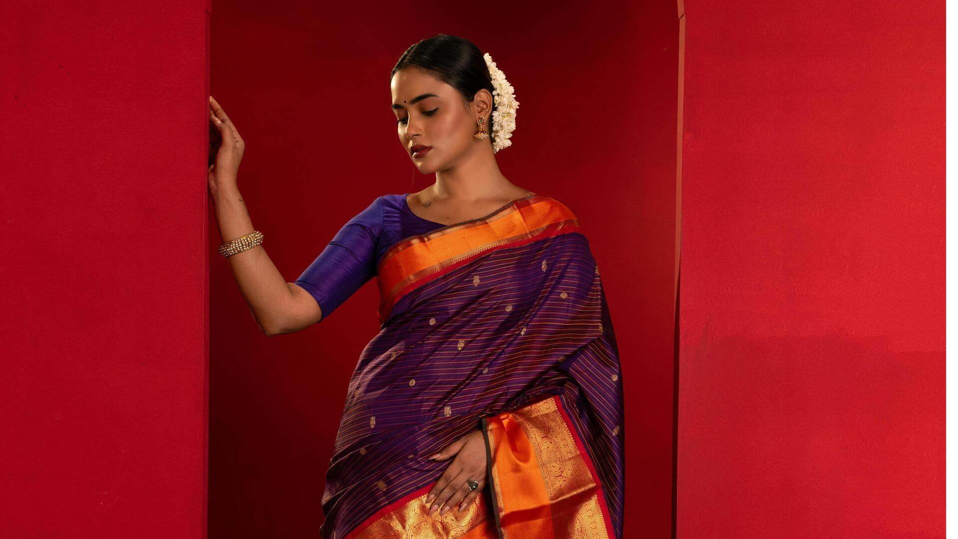 अपनी सिल्क की साड़ी को चमकदार बनाए रखने के लिए आजमाएं ये 5 तरीके