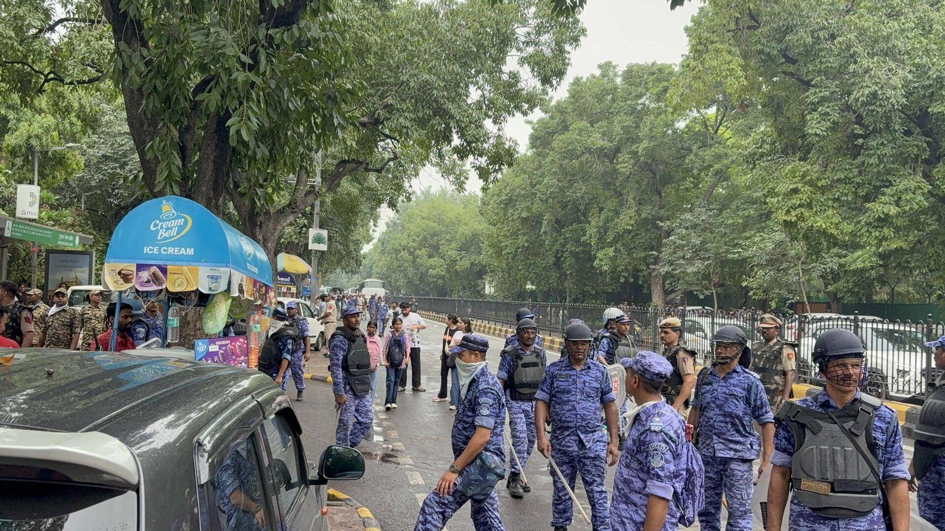 दिल्ली: जंतर-मंतर पर फिर हुई झड़प, पत्थरबाजी के बीच पुलिस ने दागे आंसू गैस के गोले