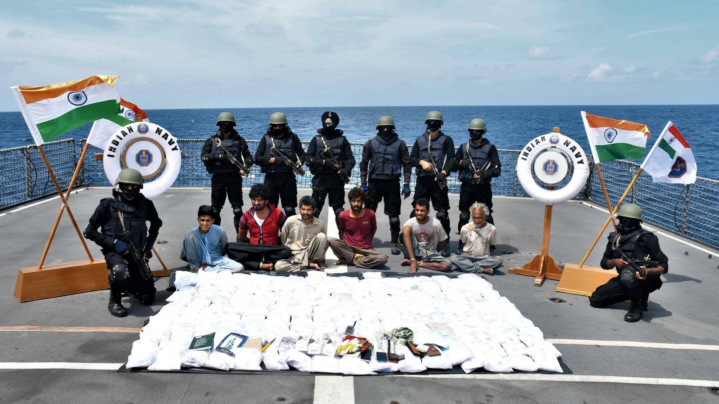 भारतीय नौसेना ने समुद्र में पकड़ी 1,200 करोड़ रुपये की हेरोइन, 6 ईरानी नागरिक गिरफ्तार