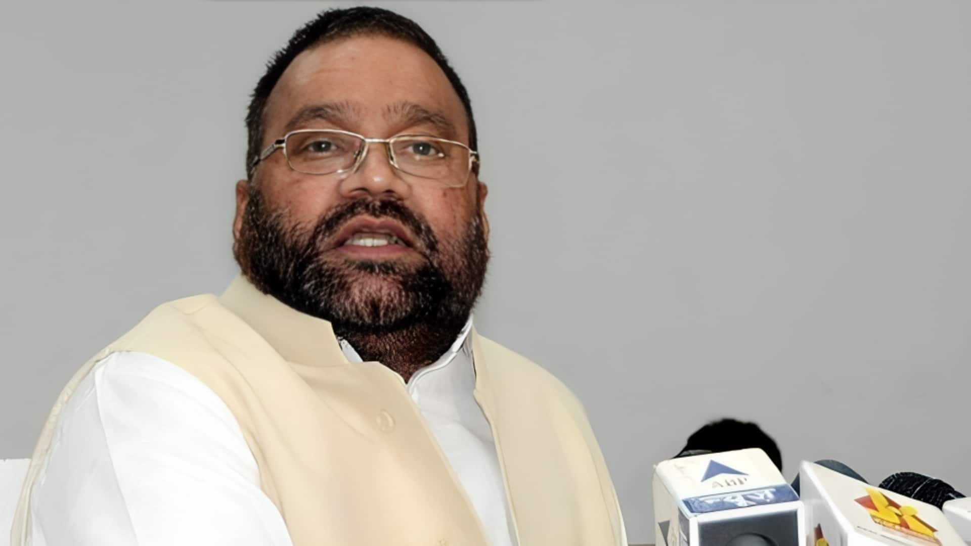 रायबरेली: स्वामी प्रसाद मौर्य को माला पहनाने के बहाने युवक ने हमला किया, समर्थकों ने पीटा रायबरेली: स्वामी प्रसाद मौर्य को माला पहनाने के बहाने युवक ने हमला किया, समर्थकों ने पीटा