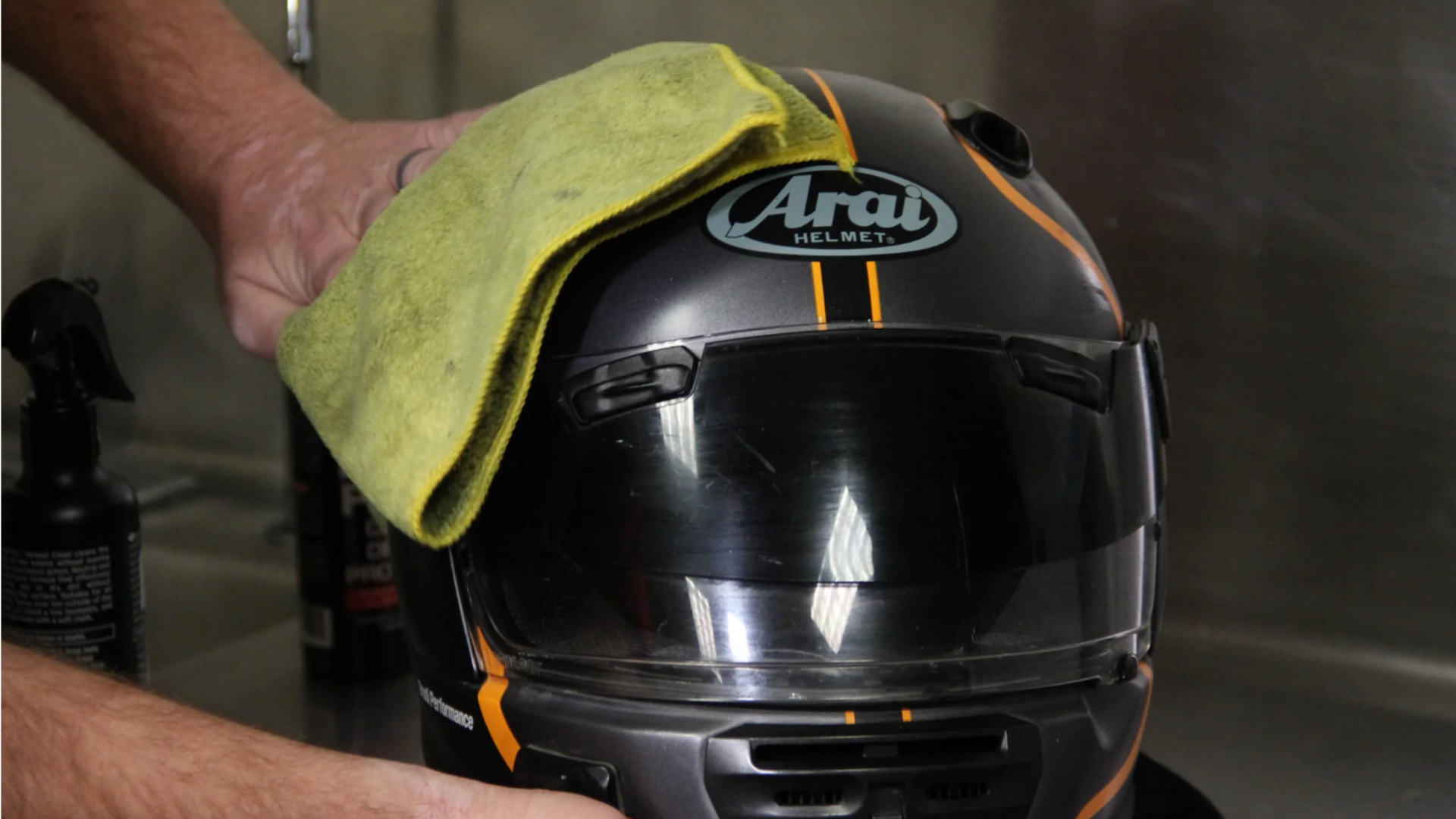 बार-बार पहनने पर हेलमेट हो जाते हैं गंदे, इन 5 तरीकों से आसानी से करें साफ 