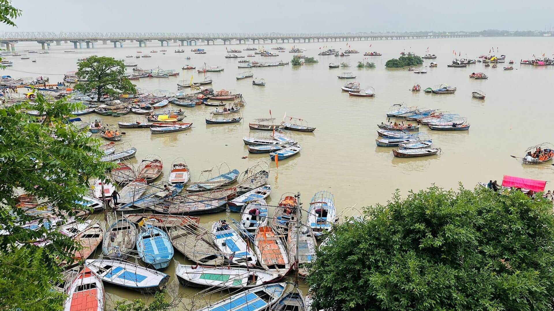 गंगा और यमुना समेत 17 नदियां उफान पर, 25 शहरों में बाढ़ का संकट