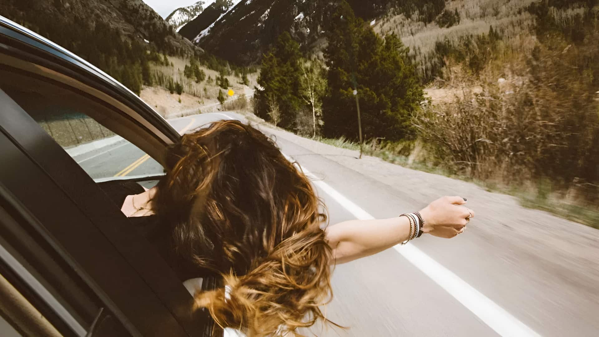 क्या खिड़कियां खोलकर कार चलाने से ज्यादा मिलता माइलेज? जानिए असली सच