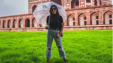 चिप-चिप से बचते हुए स्टाइलिश दिखने के लिए मानसून के दौरान पहनें इन फैब्रिक वाले कपड़े
