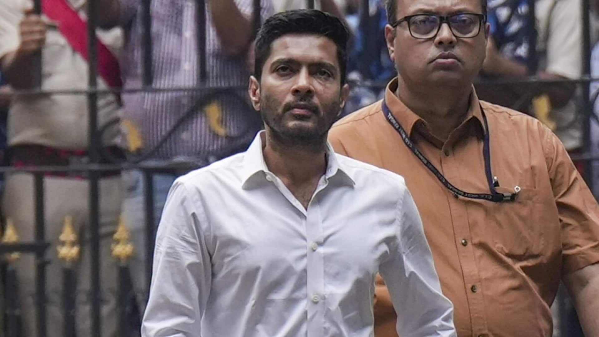 अभिषेक बनर्जी के 'अवैध रूप से बने' सांसद कार्यालय पर चला बुलडोजर