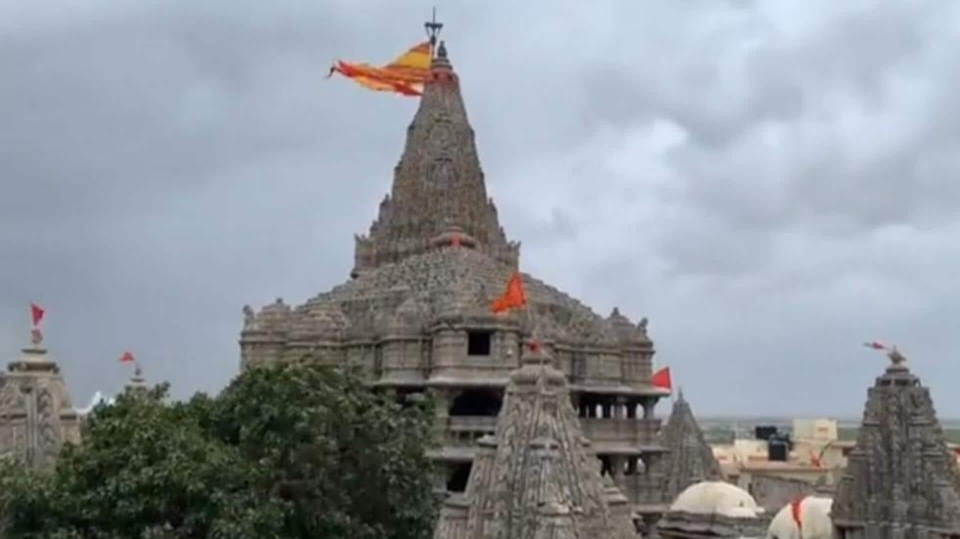 गुजरात: द्वारकाधीश मंदिर पर फहराए गए 2 ध्वज, क्या चक्रवात 'बिपरजॉय' से है संबंध?