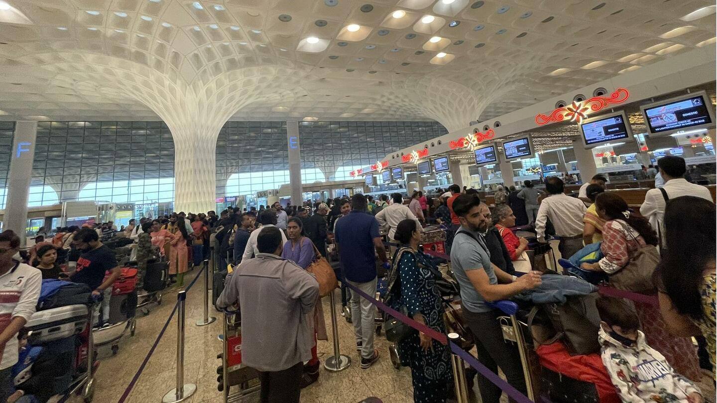 मुंबई हवाई अड्डे के टर्मिनल-2 पर डाउन हुआ सर्वर, काउंटरों पर लगी यात्रियों की कतारें