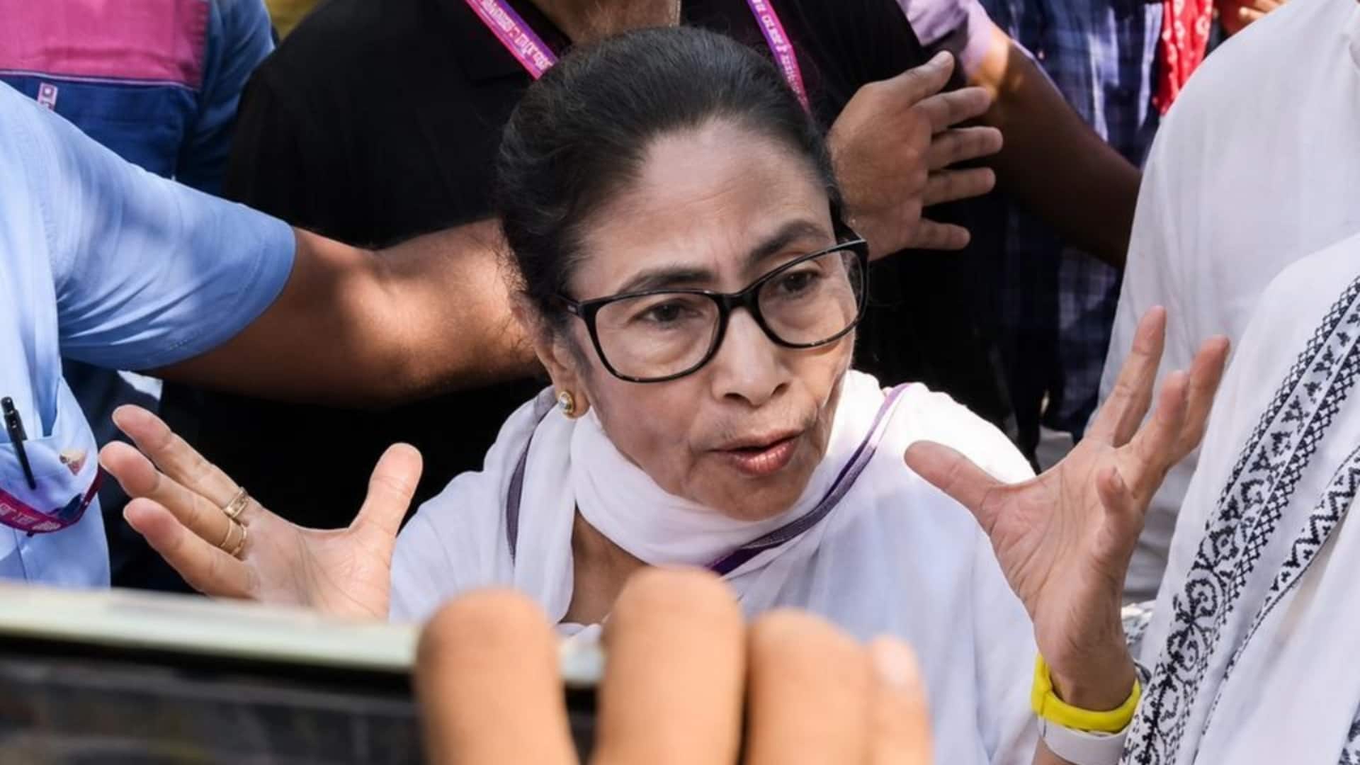 ममता बनर्जी के काफिले पर हमला, गाड़ियों पर पत्थर-जूते फेंके