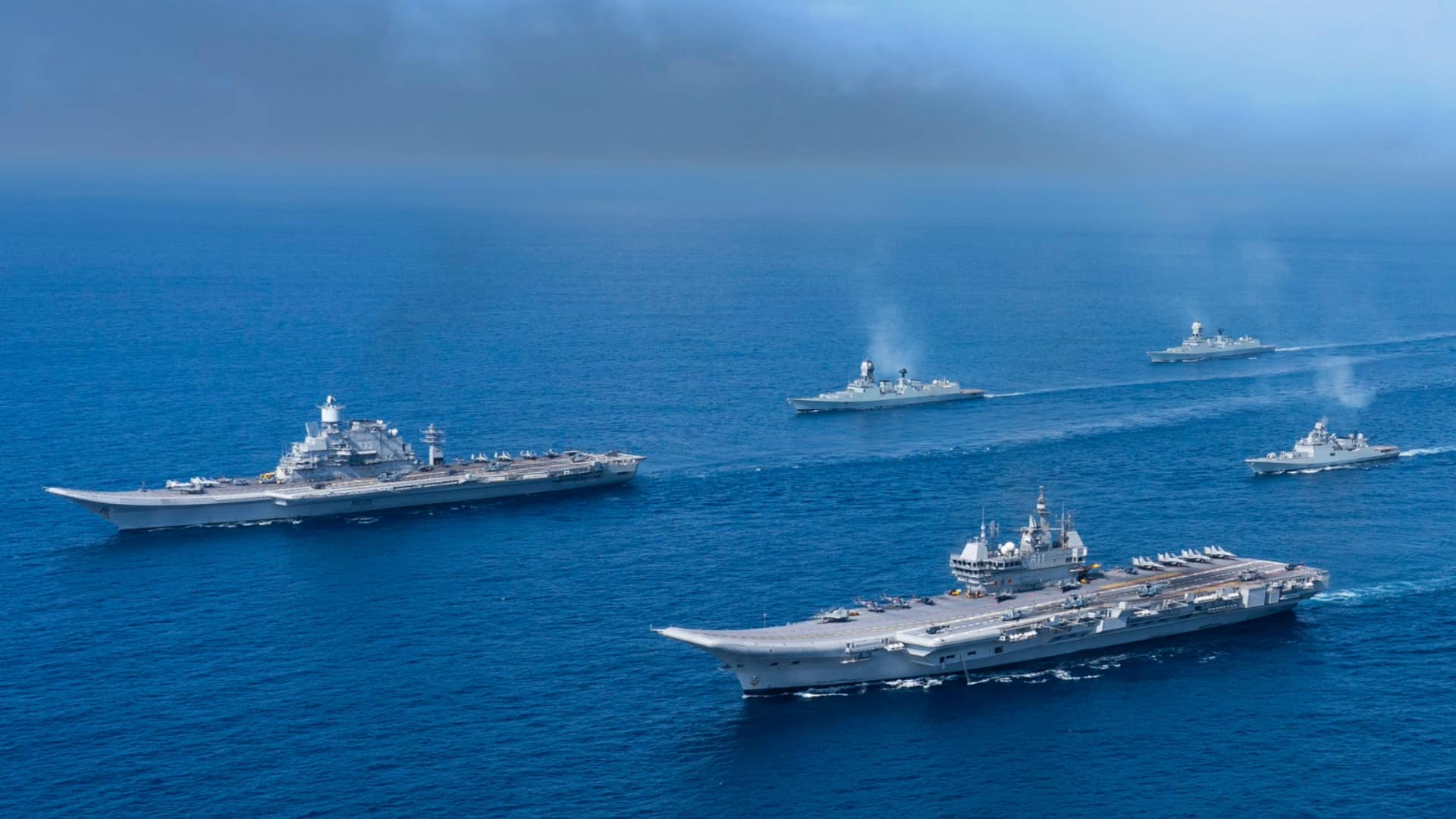 भारतीय नौसेना ने हिंद महासागर में तैनात किए 35 युद्धपोत और 10 पनडुब्बियां