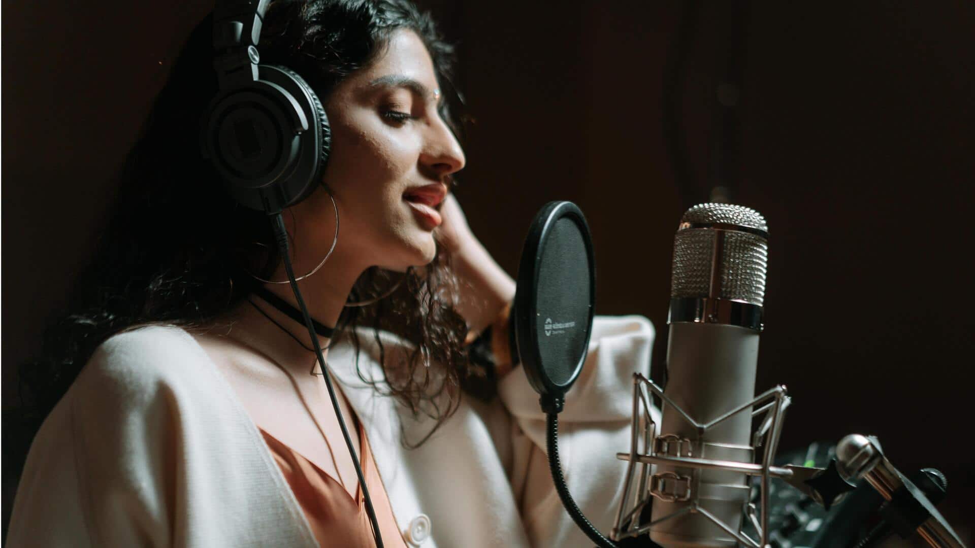 गायक ऊंचे सुरों में आसानी से गाने के लिए अपना सकते हैं ये प्रभावी तकनीकें