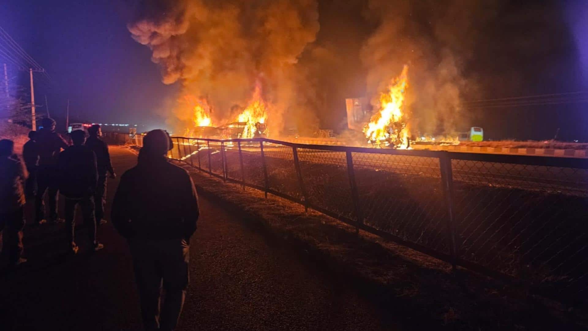 कर्नाटक: चित्रदुर्ग में कंटेनर ट्रक और स्लीपर बस में टक्कर, 17 यात्रियों की जलकर मौत