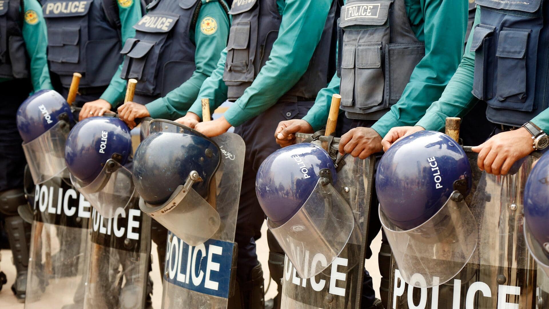 बांग्लादेश के पिरोजपुर में अब भीड़ ने हिंदू घर में आग लगाई