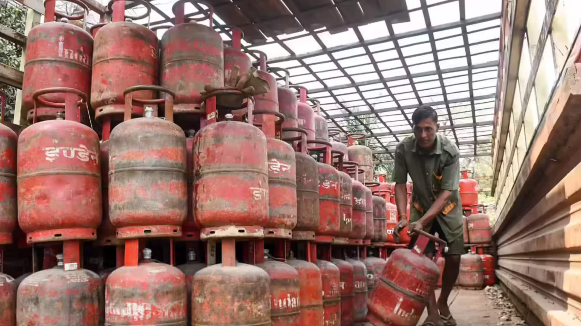 आवश्यक वस्तु अधिनियम क्या है और यह रसोई गैस किल्लत से निपटने में कैसे करेगा मदद?