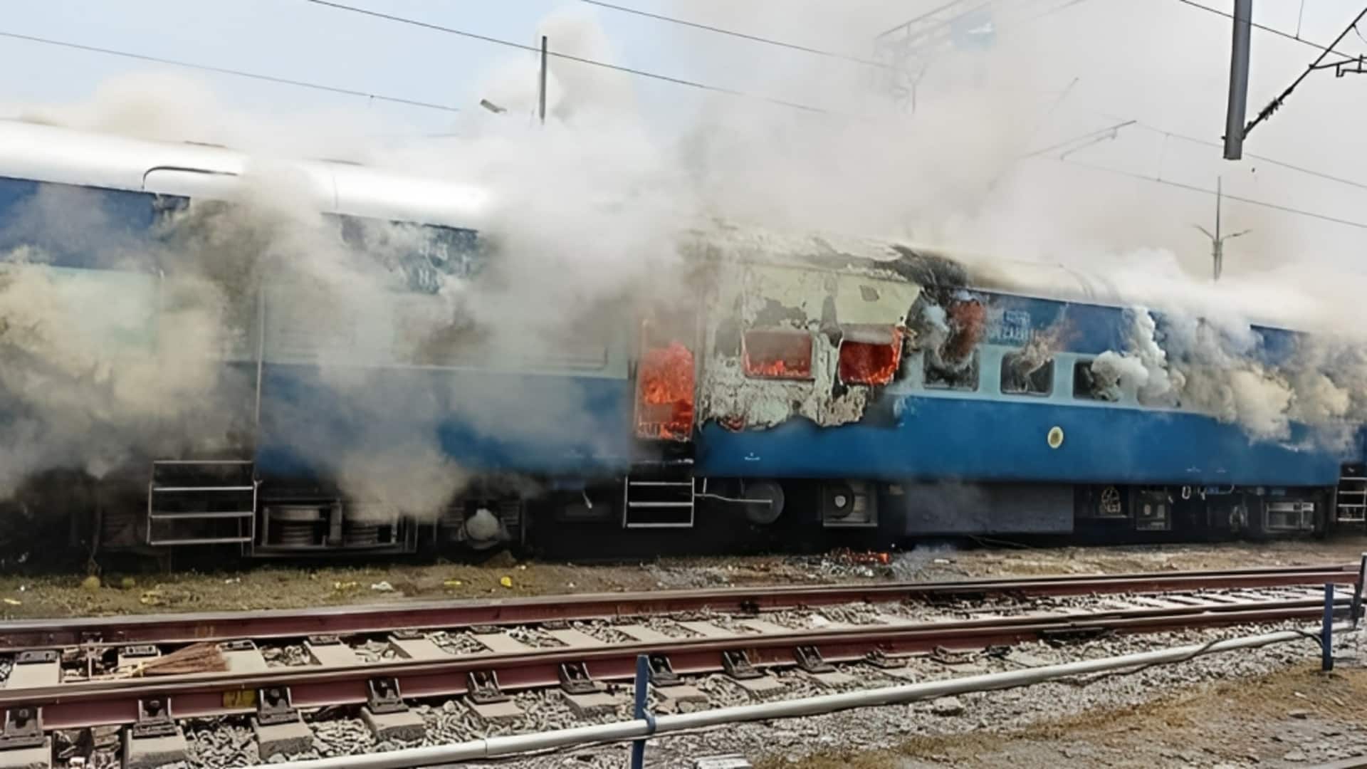 महाराष्ट्र: अहमदनगर में ट्रेन के 5 डिब्बों में लगी भीषण आग, यात्री बाल-बाल बचे