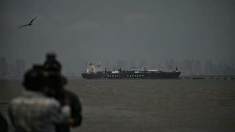 अमेरिका की नाकाबंदी के बाद ईरान की चेतावनी, कहा- खाड़ी में कोई बंदरगाह सुरक्षित नहीं