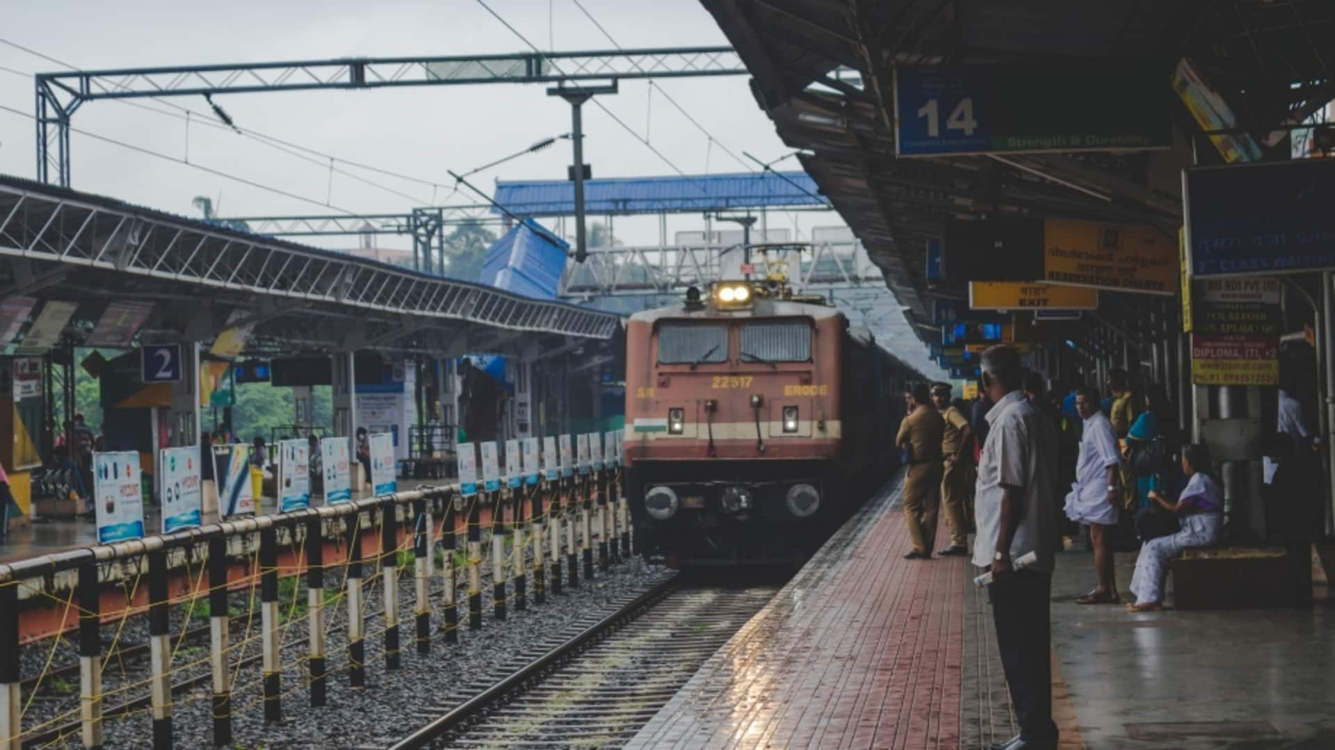 झारखंड में हावड़ा-मुंबई CSMT मेल हादसे के बाद 5 ट्रेनें रद्द, कुछ का मार्ग बदला गया