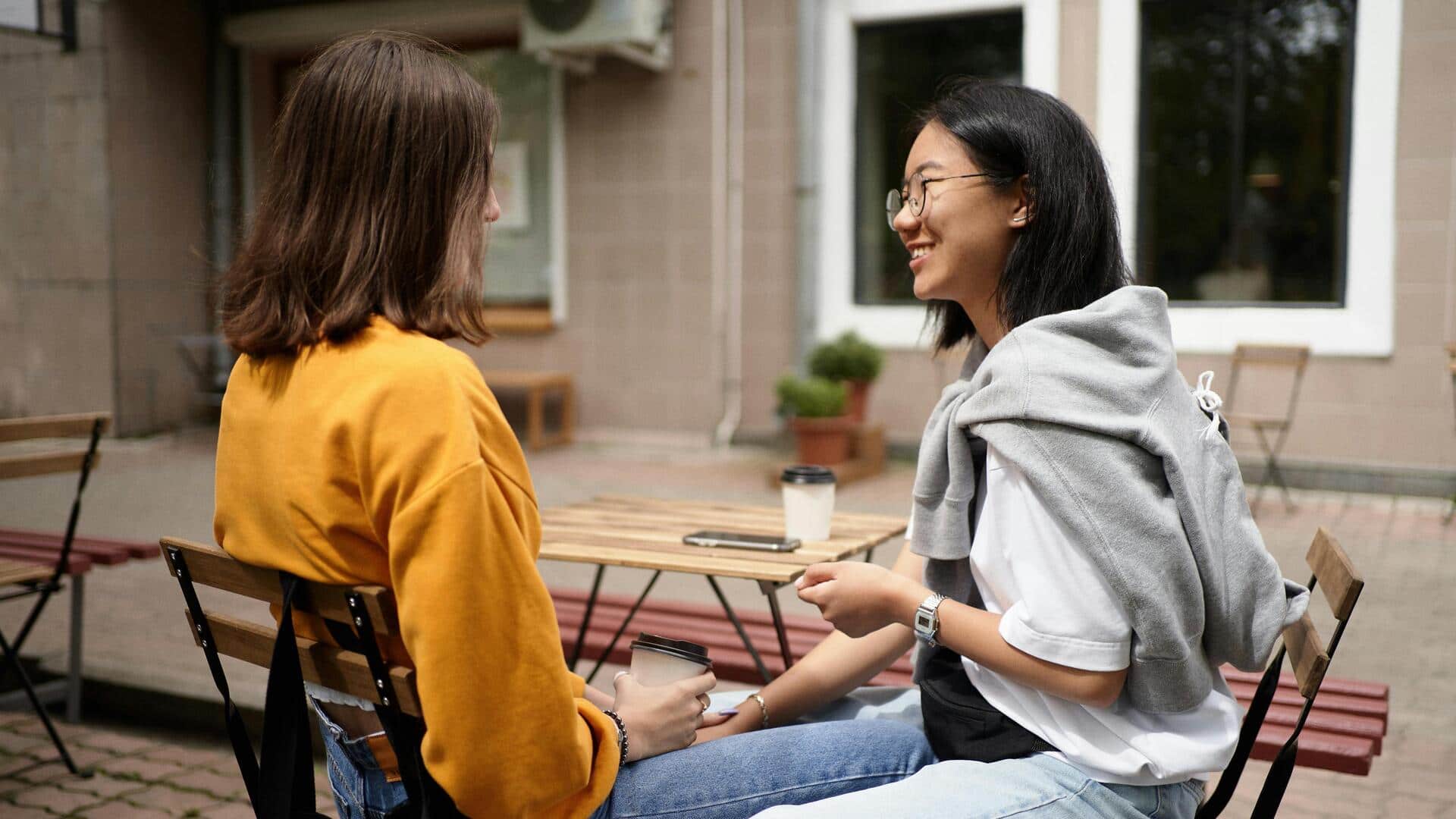 पुराने दोस्तों के साथ दोबारा जुड़ने के लिए अपनाएं ये 5 आसान तरीके