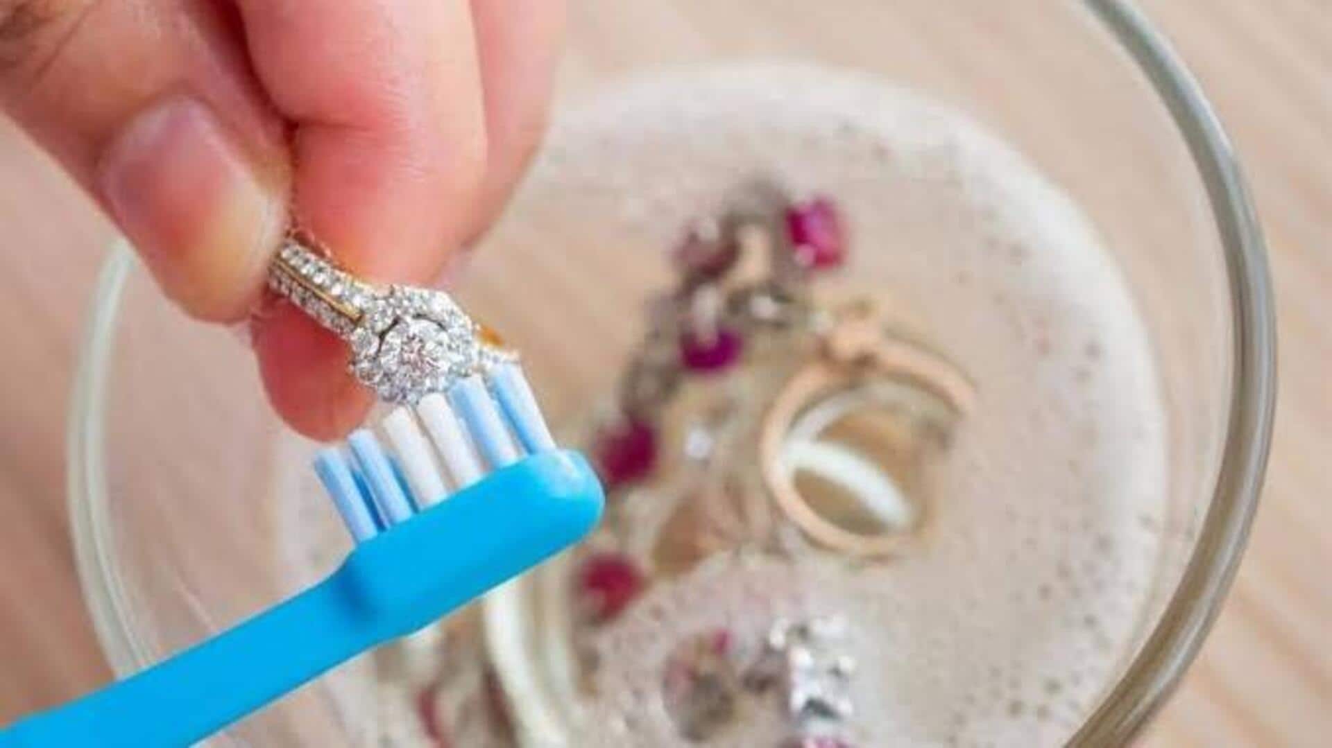 मानसून की नमी के कारण गहनों की चमक हो रही है प्रभावित? इन 5 टिप्स को अपनाएं