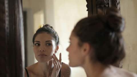 आपका स्किनकेयर रूटीन नहीं कर रहा काम? ये आम गलतियां हो सकती हैं इसका कारण 