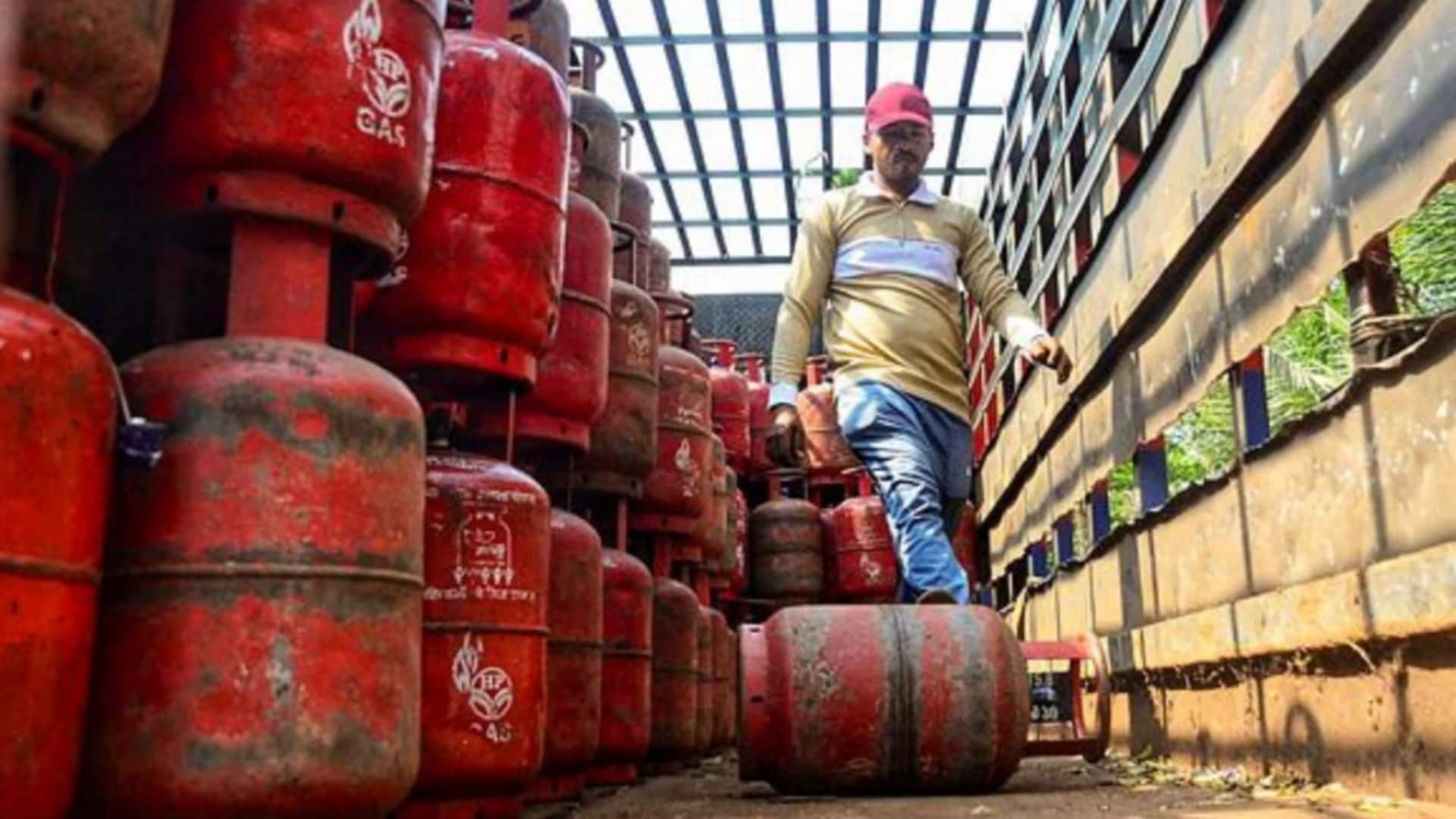 कोलकाता-मुंबई समेत महानगरों में LPG संकट; होटल-रेस्तरां सबसे ज्यादा प्रभावित, छुट्टी लेकर लाइन में लगे लोग