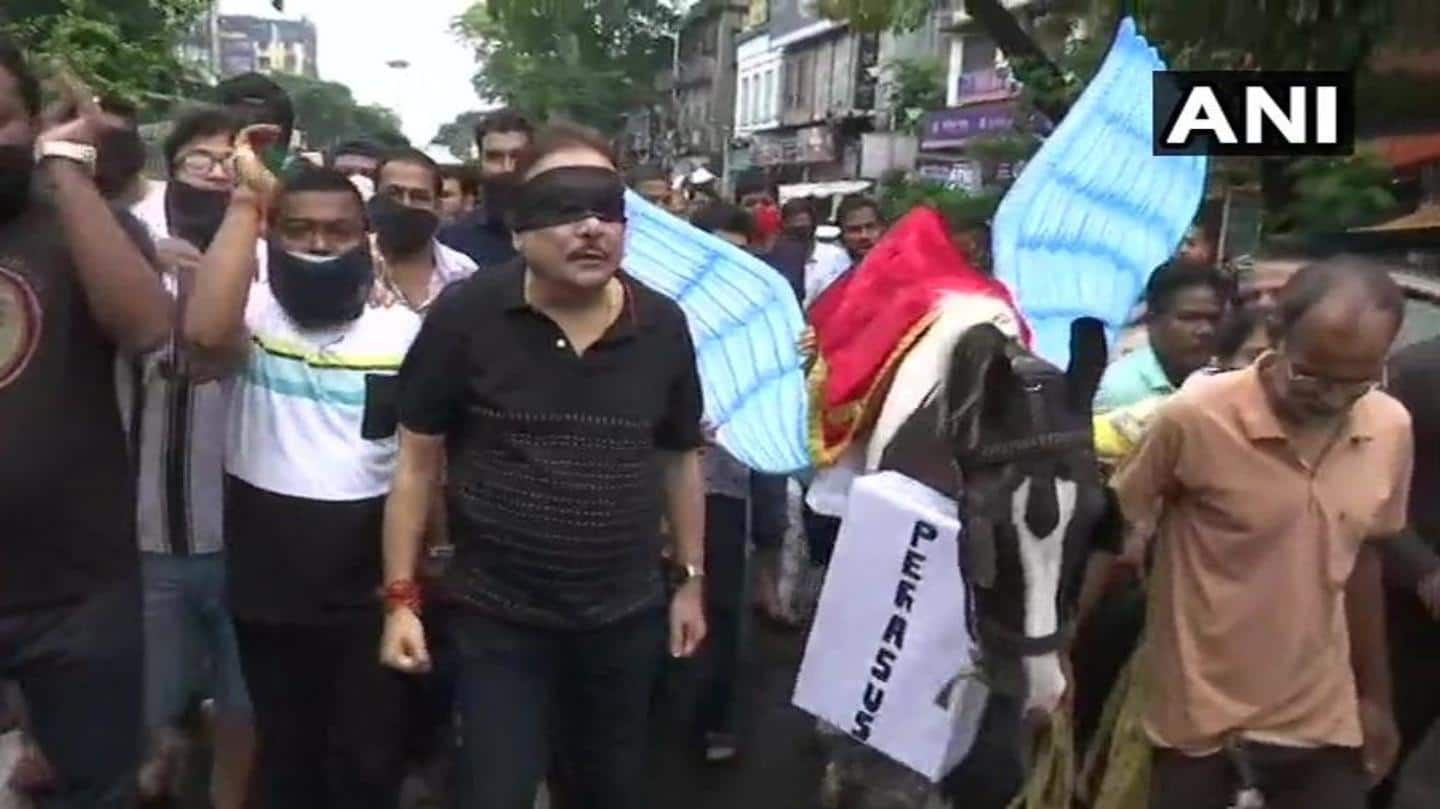 पेगासस कांड: TMC ने घोड़े के साथ निकाला जुलूस, आंखों पर पट्टी बांध चले वरिष्ठ नेता