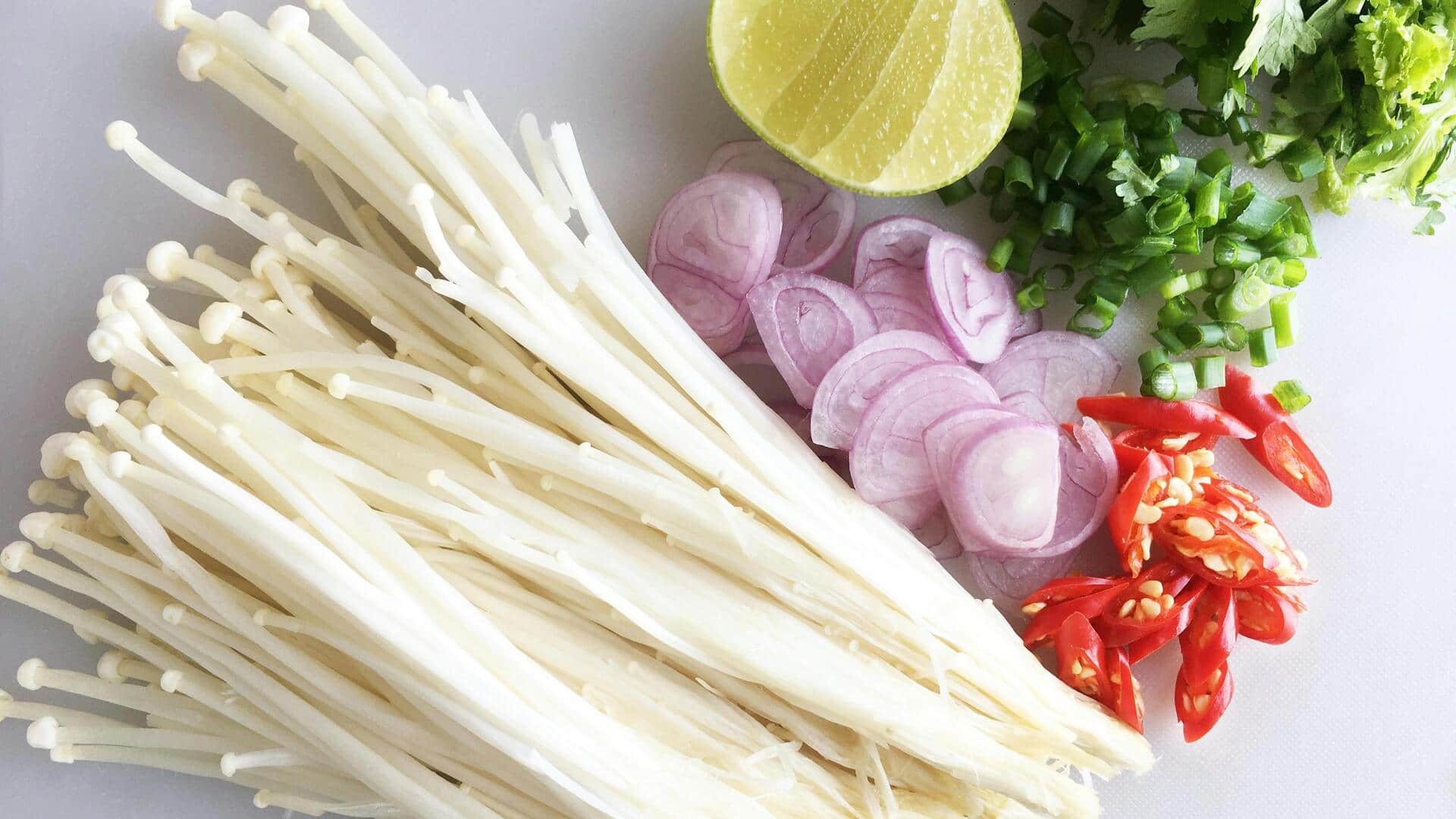 आपको पसंद हैं एनोकी मशरूम? जानिए इससे बनाए जाने वाले व्यंजनों की रेसिपी