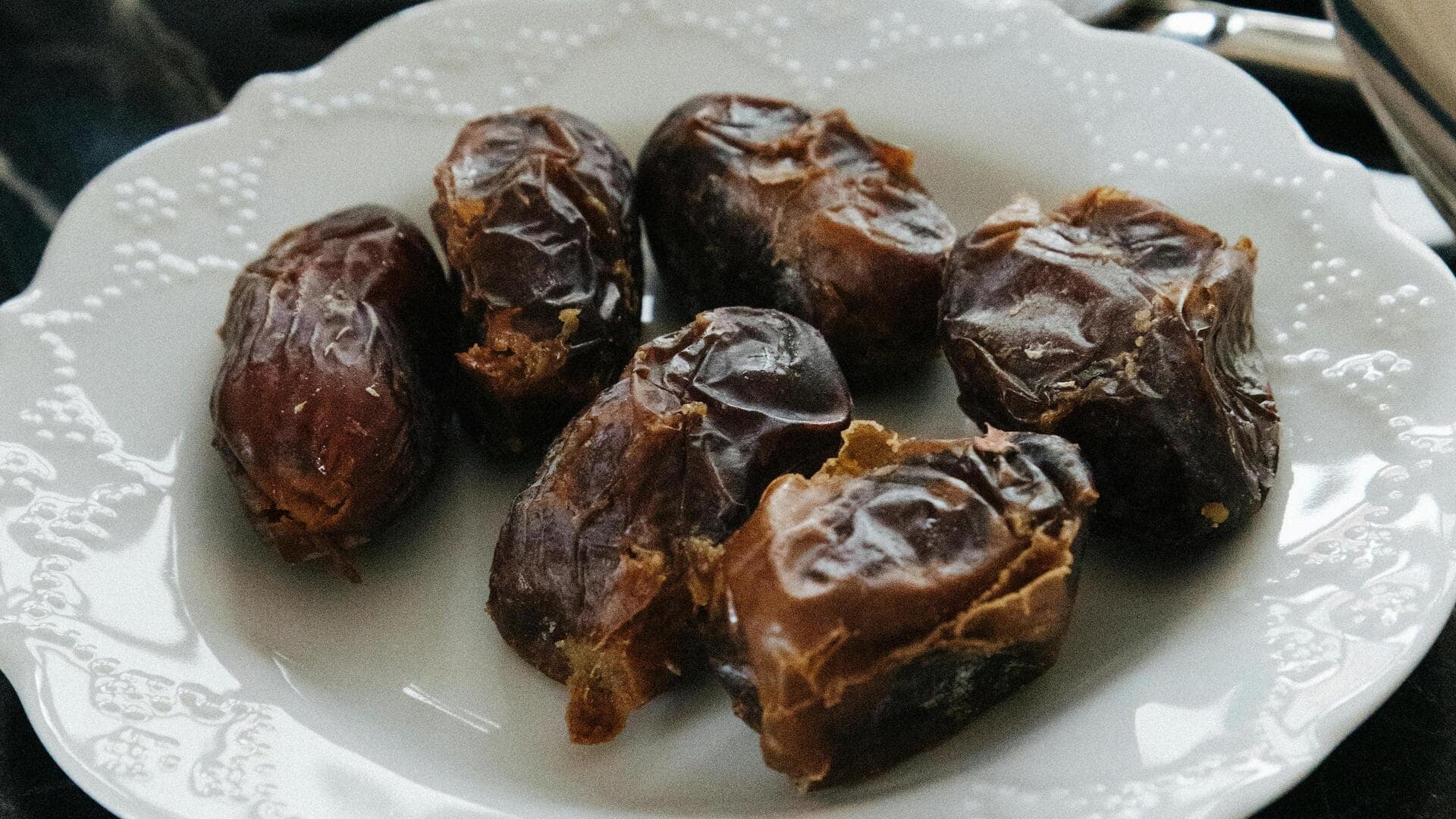 क्या आपको खजूर खाना पसंद है? ज्यादा खाने से हो सकती है ये समस्याएं क्या आपको खजूर खाना पसंद है? ज्यादा खाने से हो सकती है ये समस्याएं