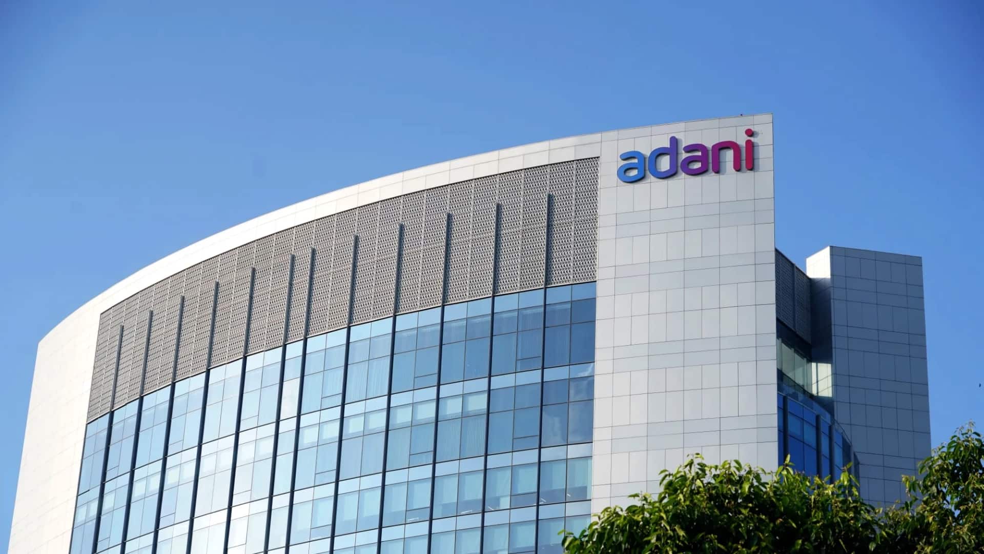 अडाणी समूह करेगा गूगल के डाटा सेंटर में भारी निवेश, जानिए क्या है यह प्रोजेक्ट 