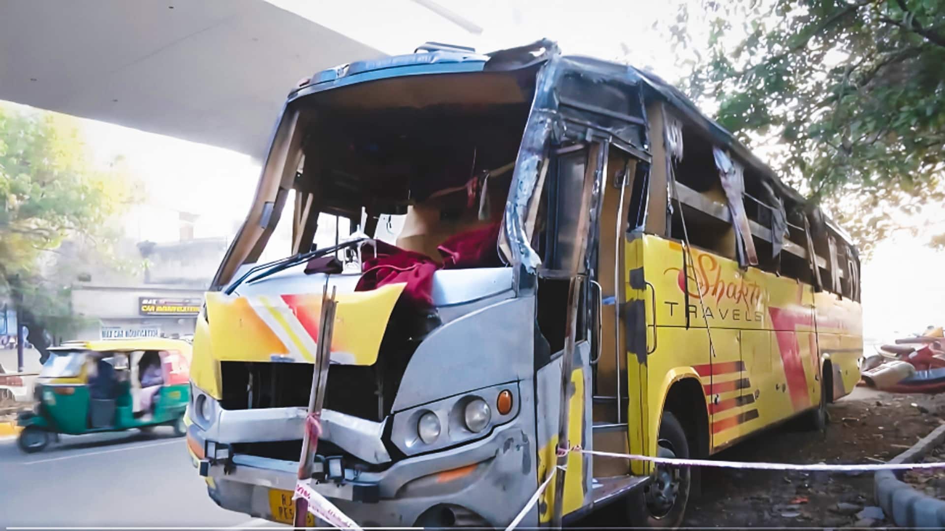 दिल्ली के करोलबाग में स्लीपर बस अनियंत्रित होकर पलटी, 2 लोगों की मौत