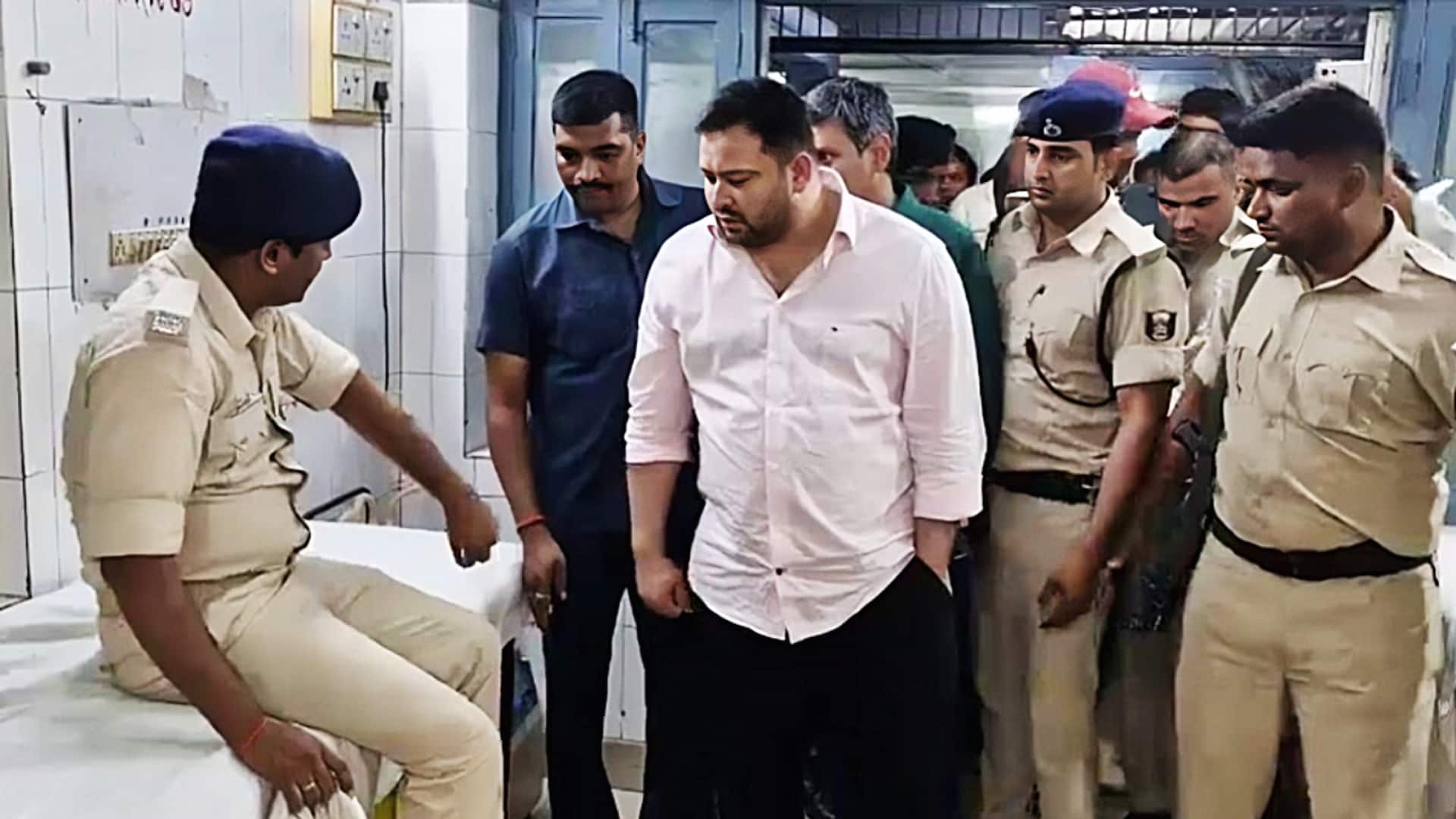 बिहार में तेजस्वी यादव के काफिले में घुसा ट्रक, 3 सुरक्षाकर्मी घायल बिहार में तेजस्वी यादव के काफिले में घुसा ट्रक, 3 सुरक्षाकर्मी घायल