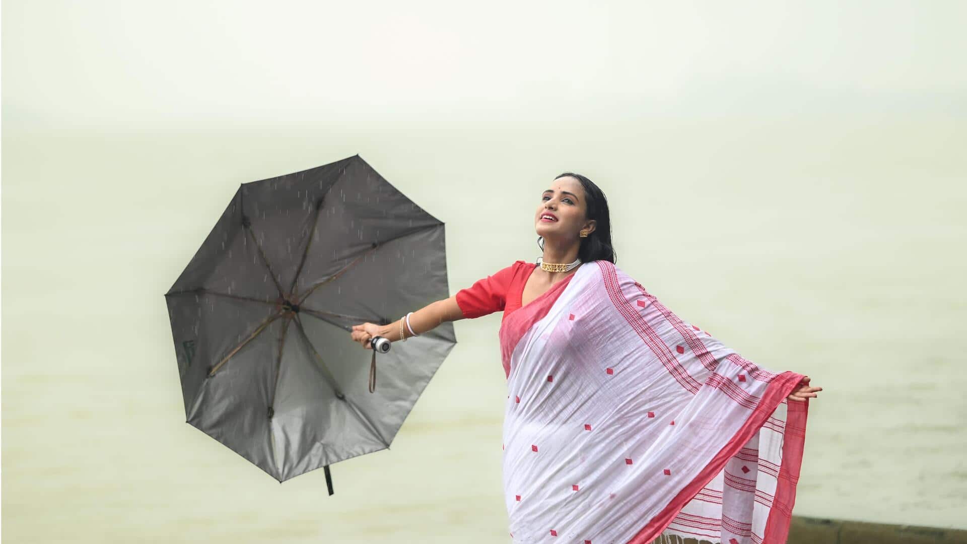 सूती बनाम लिनन की साड़ी: मानसून के मौसम के लिए किसका चयन रहेगा बेहतर?
