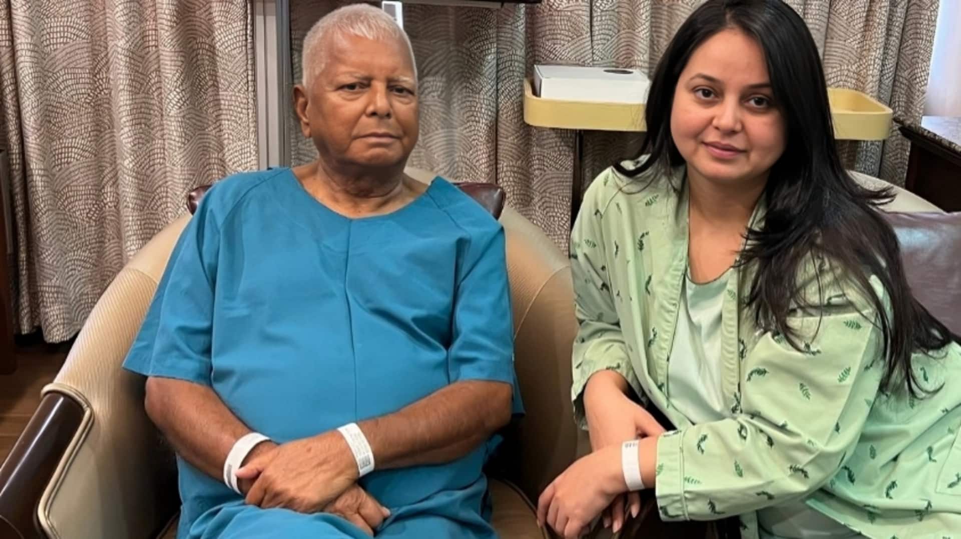 बिहार: लालू यादव की बेटी ने नीतीश कुमार पर तंज कसा, बाद में ट्वीट डिलीट किए