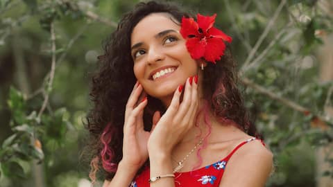 बालों के लिए बहुत फायदेमंद होता है गुड़हल का फूल, इससे बनाएं ये 5 हेयर मास्क