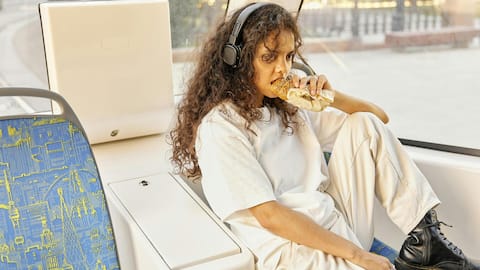क्या आप भी जरूरत से ज्यादा खा लेते हैं? आदत बदलने के लिए अपनाएं ये तरीके