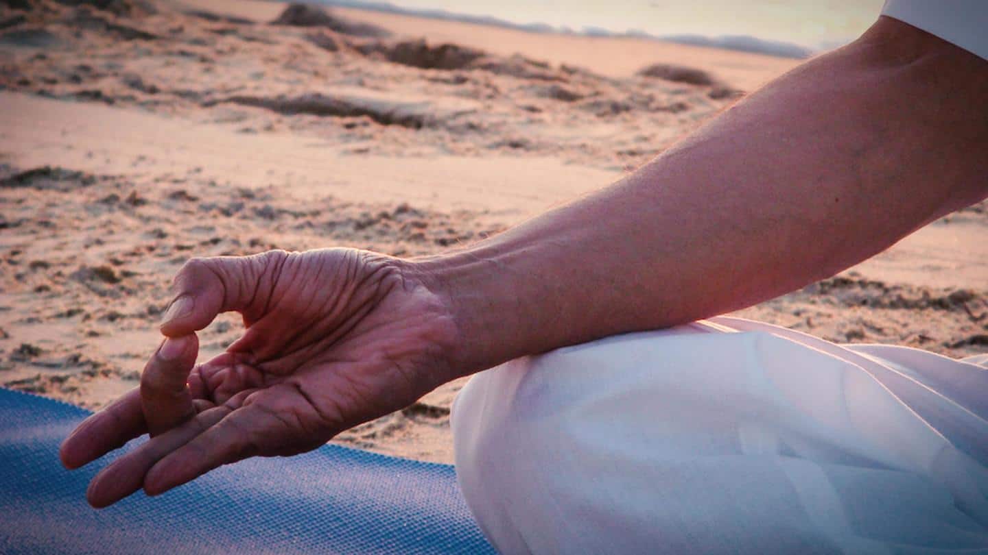 शून्य मुद्रा: जानिए इस योगासन के अभ्यास का तरीका और अन्य महत्वपूर्ण बातें